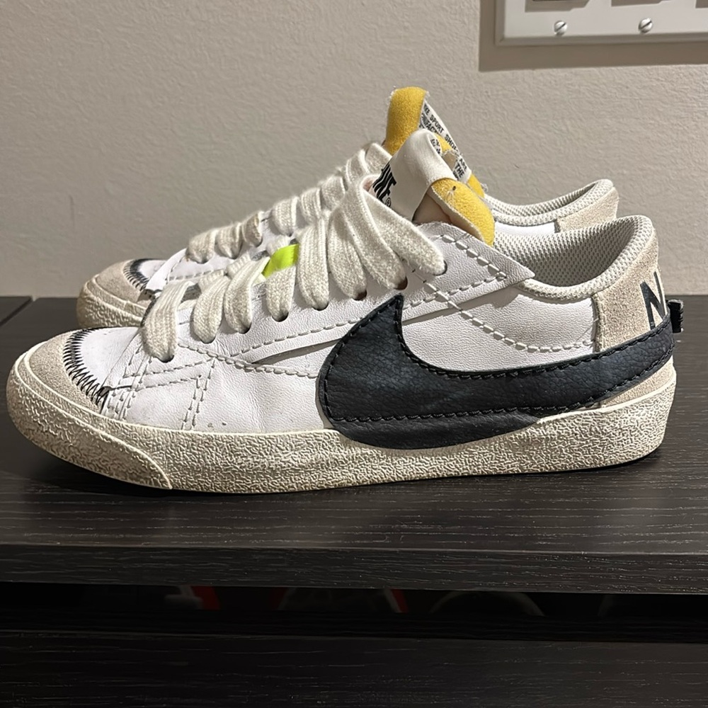 Nike jumbo blazer White Black Low-Top Athletic Shoes